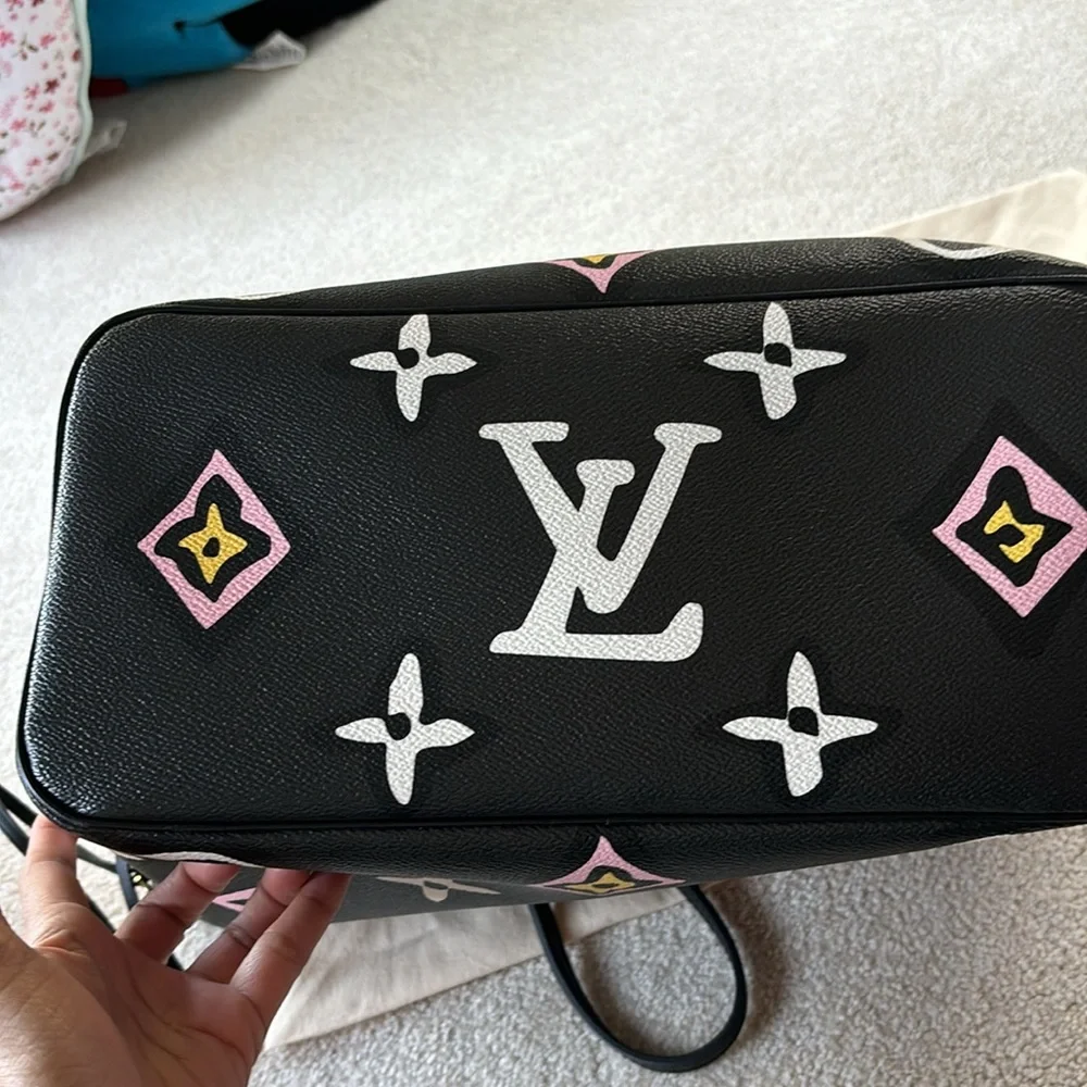 LOUIS VUITTON
Monogram Giant Wild at Heart Neverfull MM Black - Picture 16 of 16